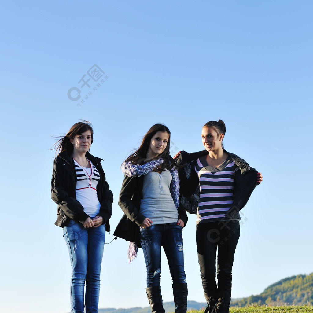 一群青少年人女人开心户外与背景中的蓝天