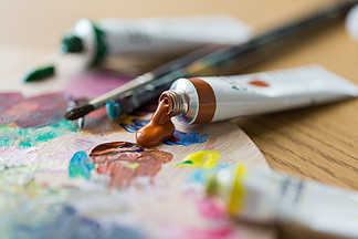 美术，创造力，绘画和艺术工具概念-关闭丙烯酸颜色或油漆管，调色板和画笔压克力彩色或油漆管和调色板