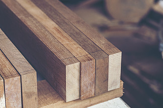 木工车间的背景图像：木匠用不同的工具和木材切割台，老式过<i>滤</i><i>器</i>图像的工作台