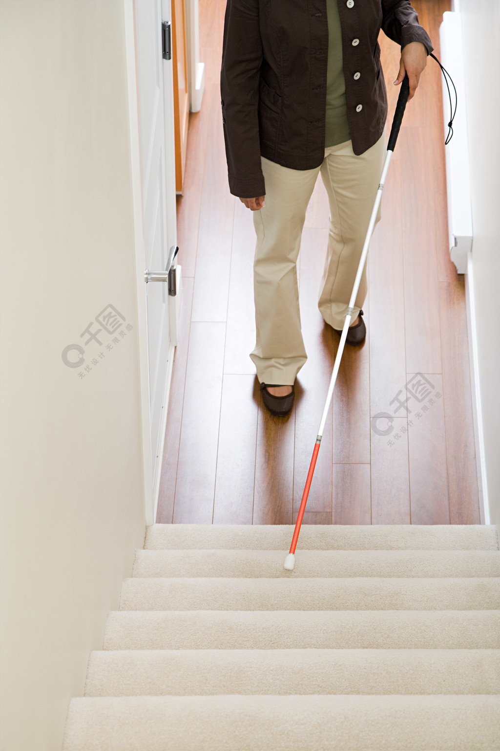 在楼梯上使用拐杖的盲女人人物形象免费下载