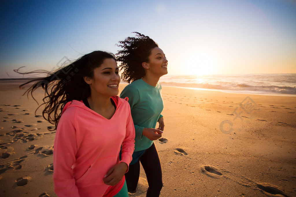 海滩上奔跑的两个女人图片