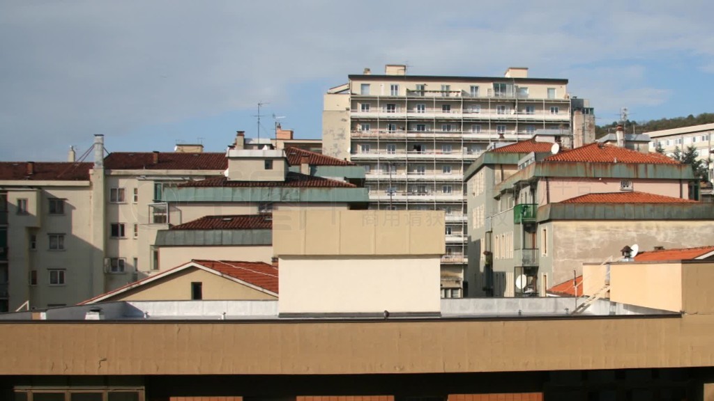 Blick nber HSuser einer Stadt mit Wolken im Zeitraffer