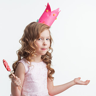 冠的美丽的矮小的糖果公主女孩拿着大棒棒糖和摆在用手的在天空中说，为什么，我<i>不</i><i>知</i>道，所以在白色背景隔绝了什么困惑的糖果公主