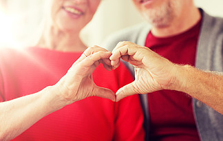 关<i>系</i>，爱和老人概念-接近显示手心脏姿态的资深夫妇关闭年长夫妇手心迹象