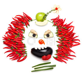 展示一个令人毛骨悚然的万圣节小丑，辣椒和其他蔬菜的帮助下一个创意的食物概念