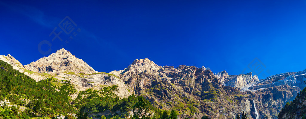 比利牛斯山脈夏天全景