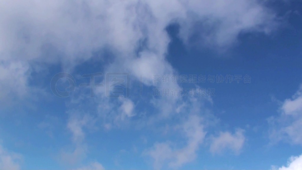 Wolken im Zeitraffer vor blauem Himmel