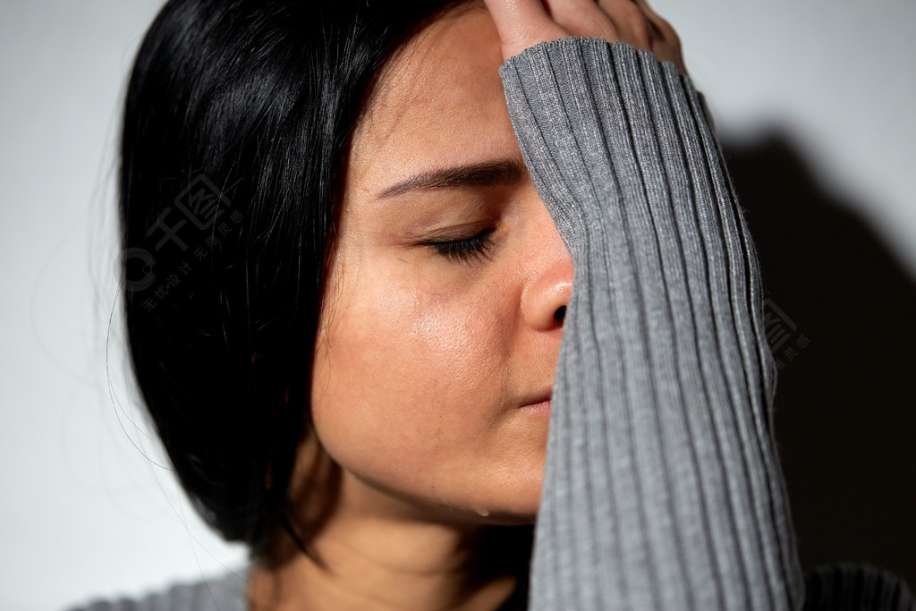 人悲傷和家庭暴力的概念關閉不開心的哭泣的女人不開心哭泣的女人的