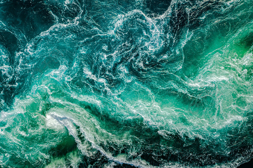 在涨潮和退潮时,河水和大海的水波会合诺德兰,saltstraumen大漩涡的