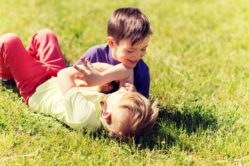 夏天童年休闲和人们观念快乐的小男孩在户外争取在绿色的原野上的乐趣