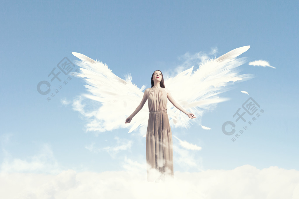 天使女孩飞得很高天使的翅膀在天空背景上有魅力的女人