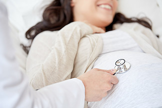 怀孕，<i>医</i>学，卫<i>生</i>保健和人们的观念-用听诊器在<i>医</i>院听孕妇婴儿心跳的产科<i>医</i><i>生</i>的特写