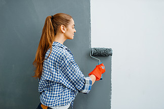 性格<i>开</i><i>朗</i>的女性房屋油漆工粉刷室内的墙壁上门维修，笑的女人做公寓装修，房间装修翻新性格<i>开</i><i>朗</i>的女房子画家粉刷室内的墙壁