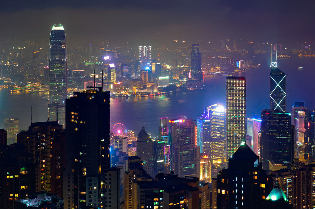 香港著名看法香港摩天大楼地平线都市风景视图从在晚上蓝色小时阐明的
