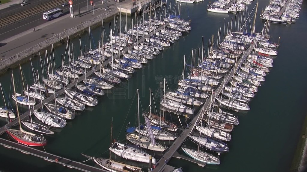 Ein YachthafenEinem Hafen nebeneinanderеAnocks angelegte weie Segelboote liegenHafenDirekt eine be