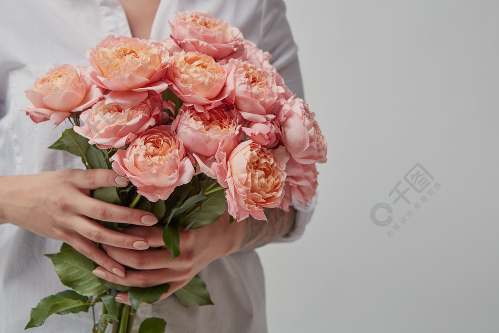 女人手里拿着一束大的粉红色玫瑰花情人节母亲节束鲜花的女孩