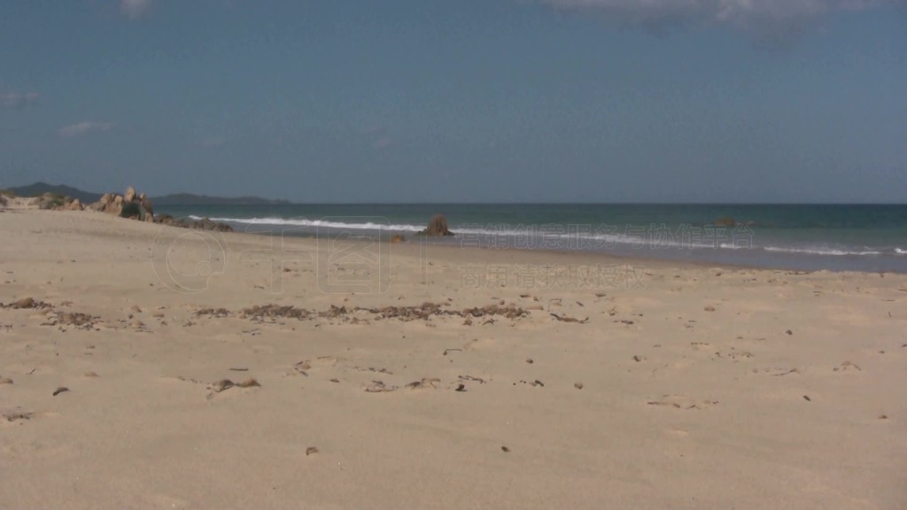 Blick auf einen Strand mit Dnnen und Wellen