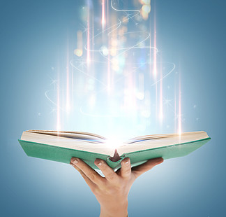 教育和书籍的概念— —关闭了手拿着本打开的书与魔术灯