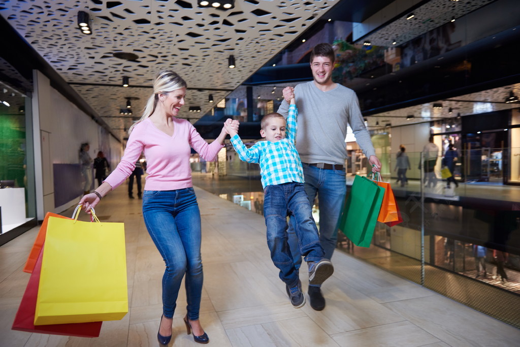 幸福的年轻家庭,在商场购物袋