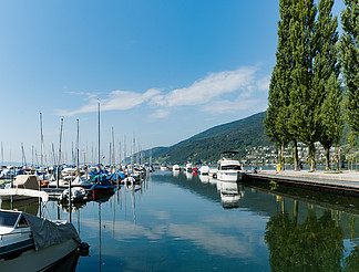 瑞士比尔瑞士-2019年8月28日：瑞士比尔湖上港口的景色