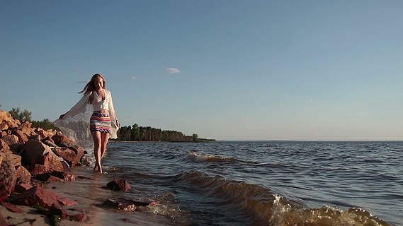 海边女生优雅照片图片