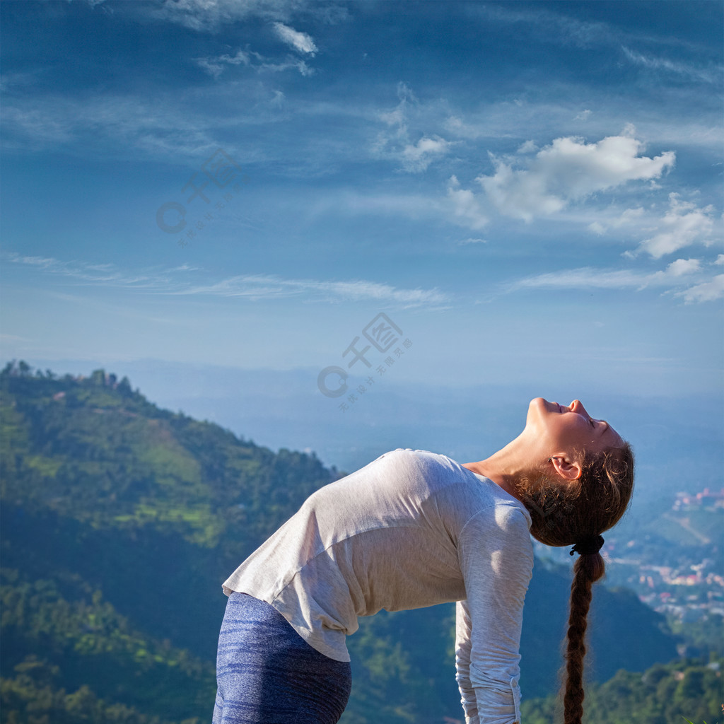 教練在戶外在山上在早晨女人在做瑜伽嘉尚輝庭ustrasana駱駝姿勢戶外