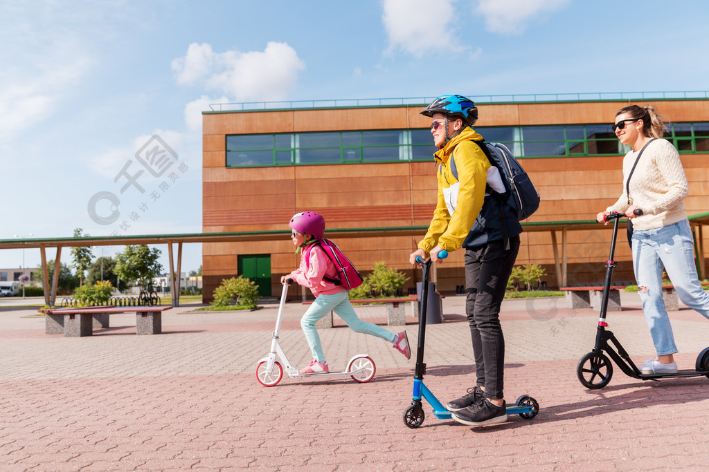 教育,學校和家庭觀念-快樂的女兒,兒子和母親騎滑板車在戶外快樂的學