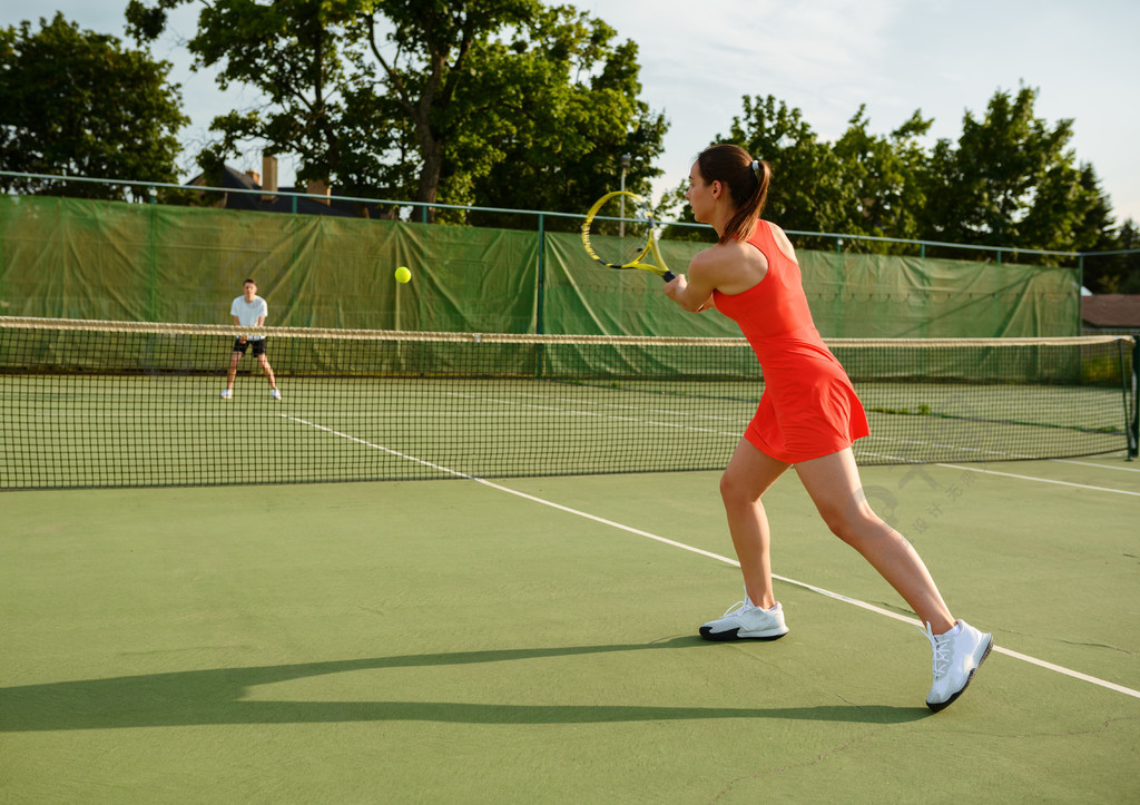 有球拍的网球运动员训练在室外法院积极健康的生活方式人们玩体育游戏