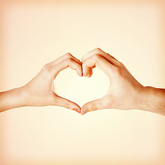 爱情和关<i>系</i>的概念— —显示心形的女人和男人的手的特写