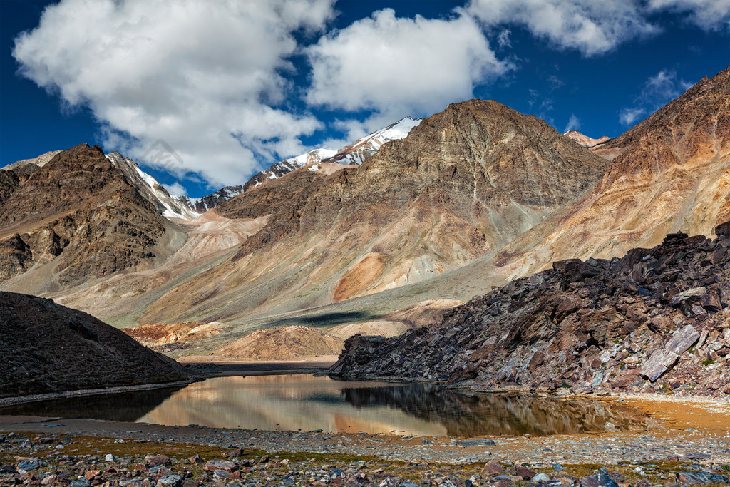 与山湖的喜马拉雅风景在沿manali-leh高速公路的喜马拉雅山印度喜马al