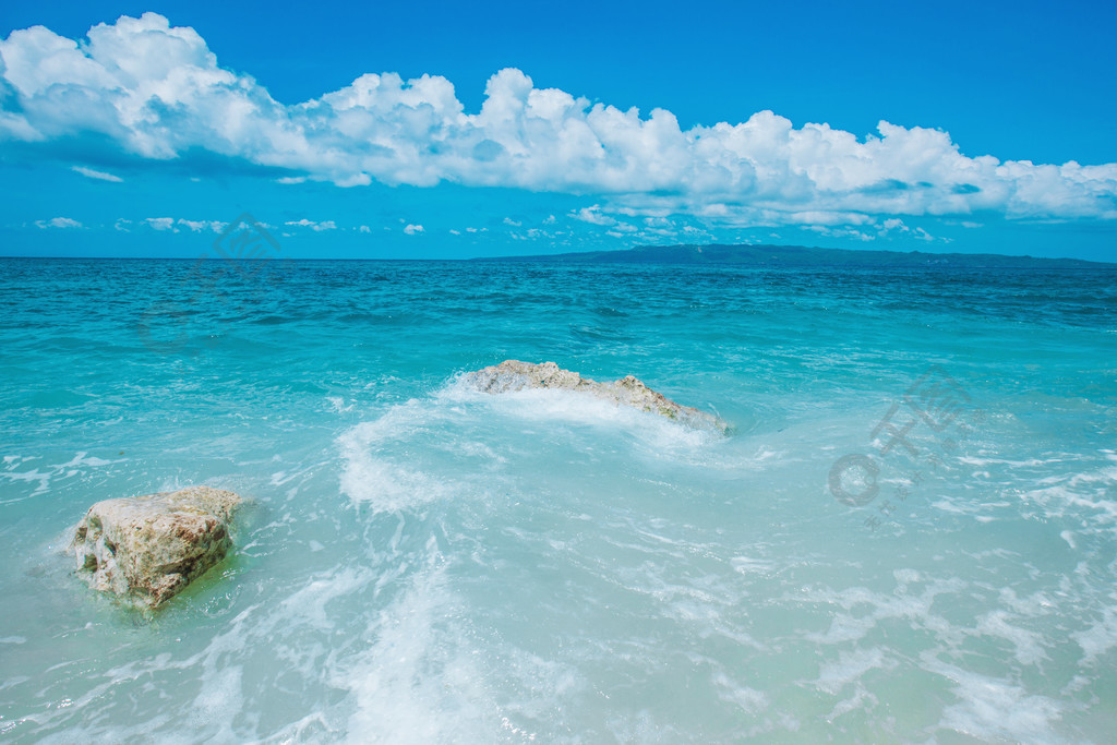 美好的夏天海風景用透明水和背景的海島美麗的夏天海景觀