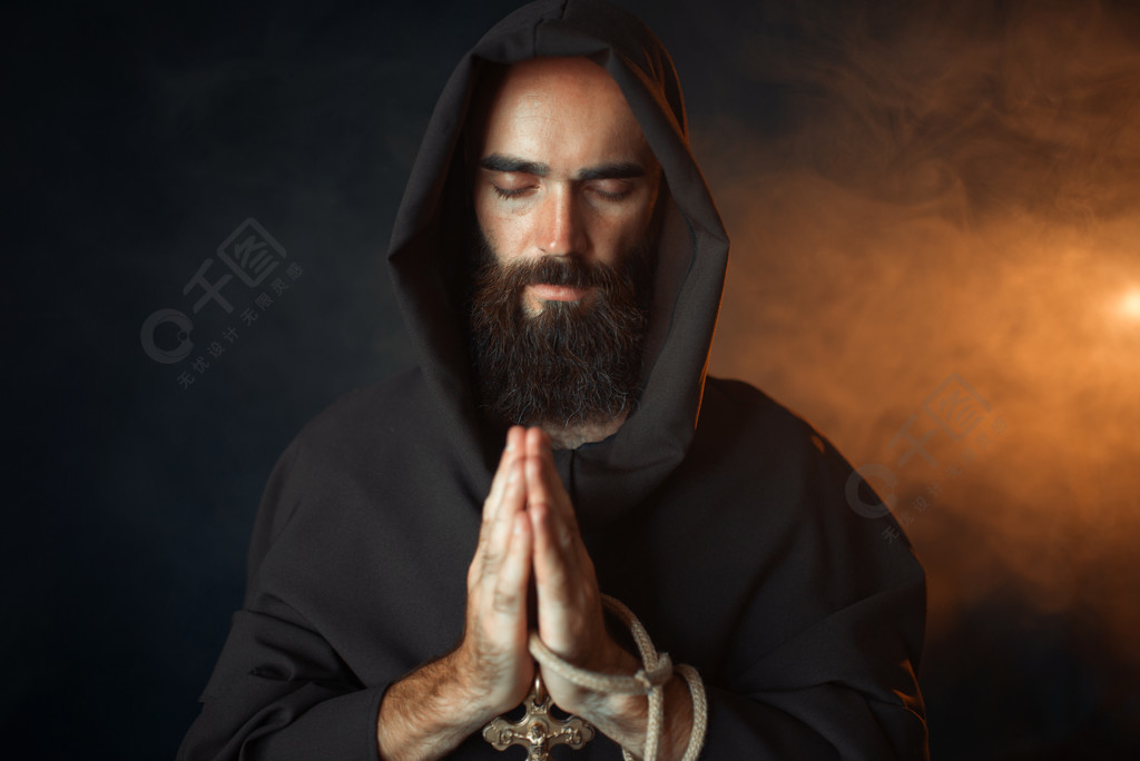 黑长袍的中世纪修士有敞篷的祈祷与闭合的眼睛的秘密