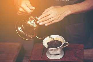 滴注冲泡，过<i>滤</i>咖啡，或灌浇是涉及倒水过焙炒，磨碎咖啡豆包含在过<i>滤</i><i>器</i>的方法
