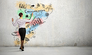 业务战略规划墙上的女商人绘图业务素描的背影