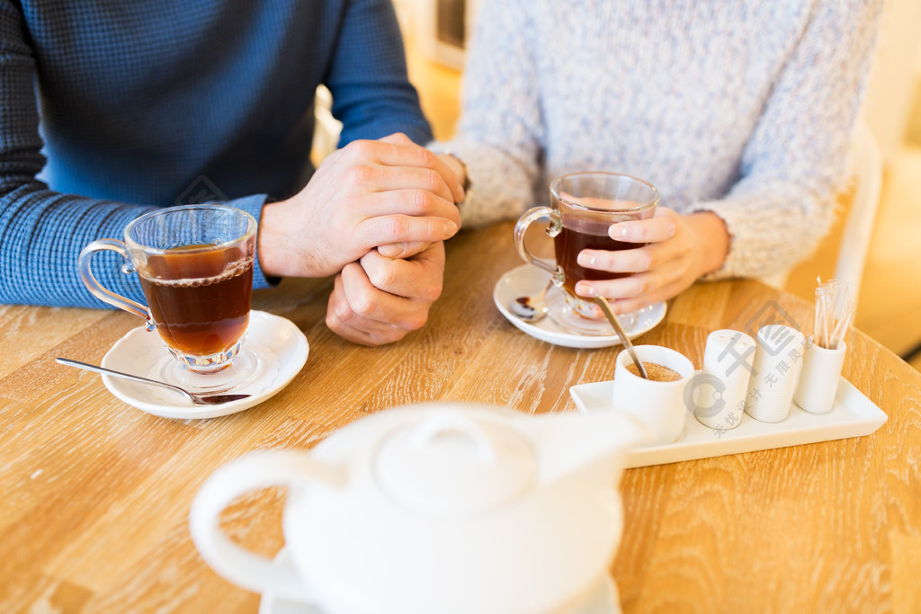 人饮料和约会的概念在咖啡馆喝茶对夫妇的特写