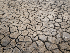 在干旱季节，全球变暖问题的概念期间，干燥和残破的黏土研了破裂和贫瘠土壤纹理背景地球上全球缺水干旱土地，自然灾害