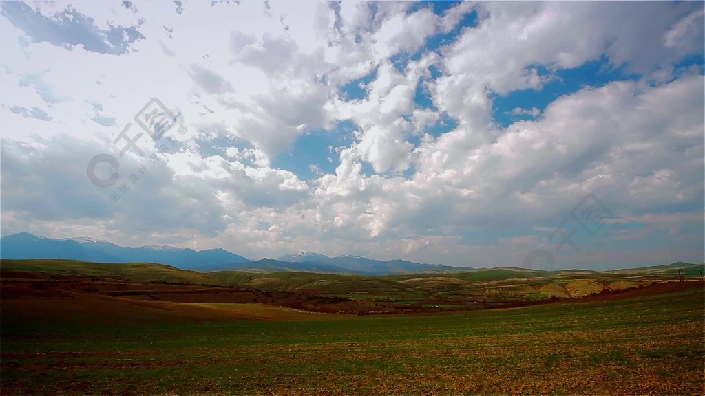 農村風景與快速移動的雲,延時,一天實拍視頻免費下載_mp4格式_1920