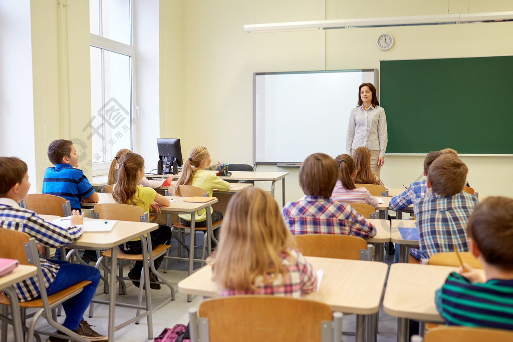 教育,小学,学习和人们观念-群孩子或学生与老师在教室里群学校的孩子