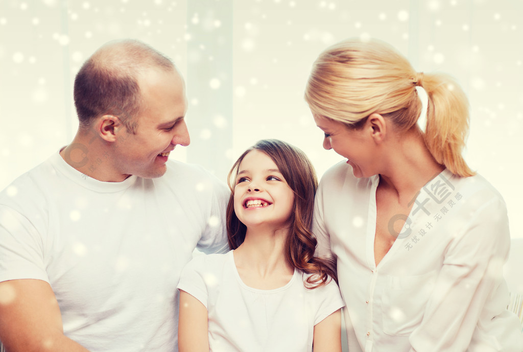 家庭童年沟通人们和家庭的概念微笑的父母带着小女孩在家里说话