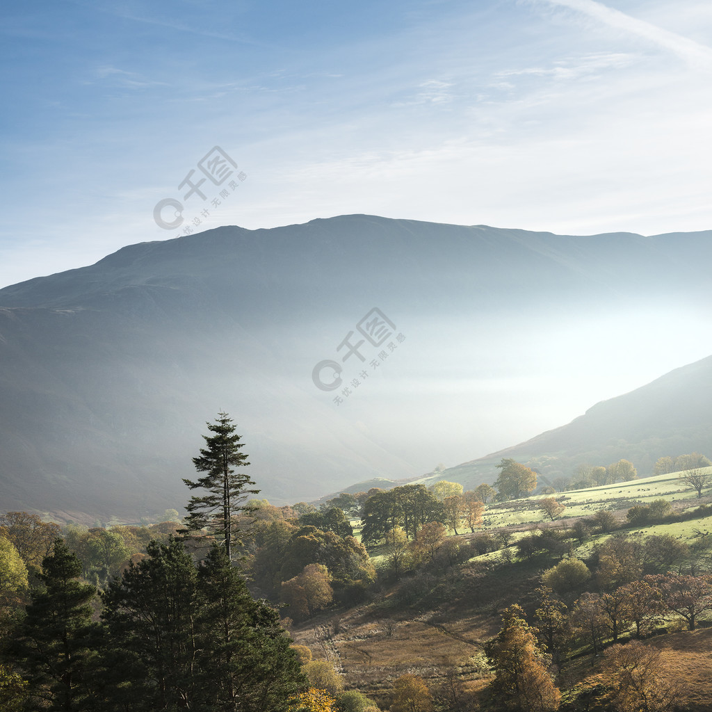 令人驚歎的有霧的秋天秋天日出景觀圖像在英格蘭西湖區農村風景名勝