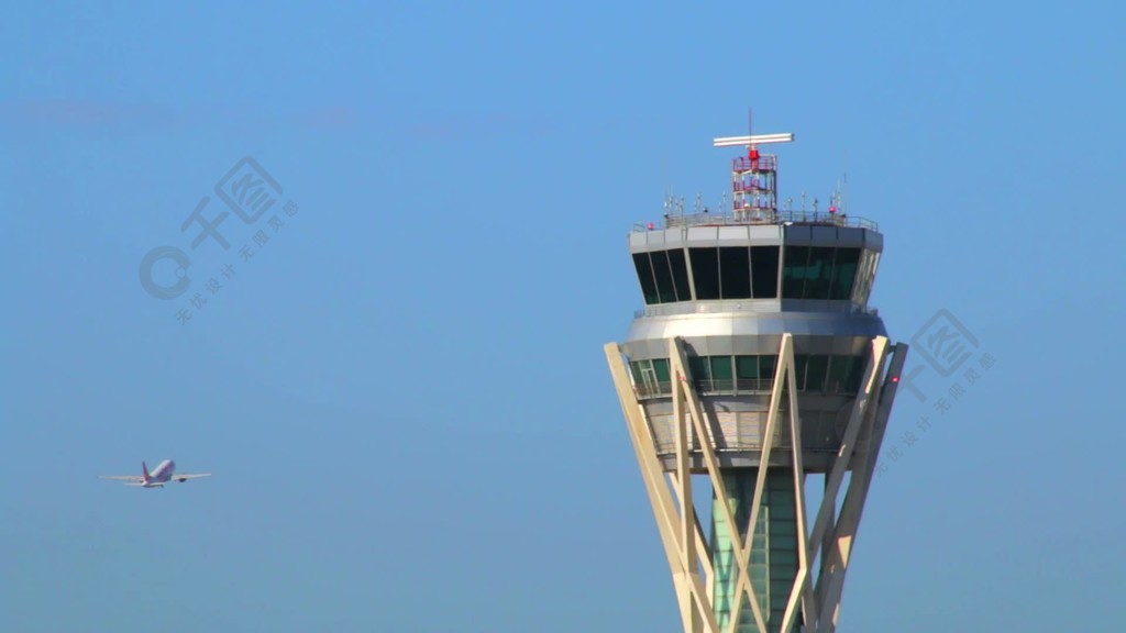 機場塔臺滿載雷達塔臺與一架飛機在天空中