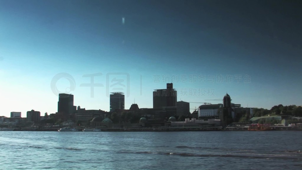 Schwenk nber Hamburger Hafen mit Skyline