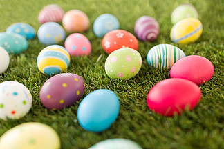复活节，假日和传统概念-在人造草的色的鸡蛋在人造草地上的复活节彩蛋