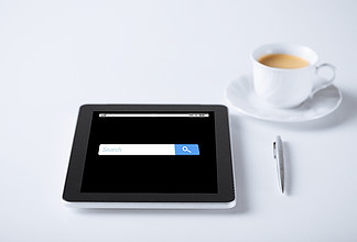 商业和技术的概念— —平板电脑与互联网浏览器搜索栏和杯咖啡带有互联网浏览器搜索和咖啡的平板电脑