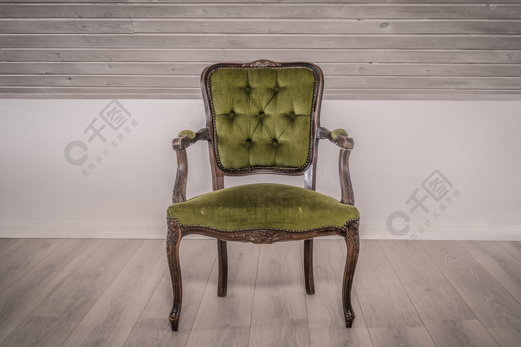 维多利亚时代的风格在木地板上的绿色椅子
