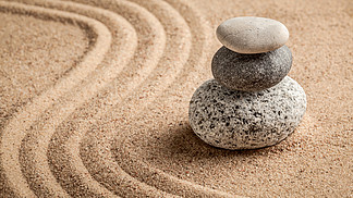 日本禅宗石庭院-放<i>松</i>，凝思，朴素和平衡概念-小卵石和倾斜的沙子平静的镇静场面全景日本禅石花园