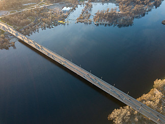 第聂伯河，北桥和城市景观的空中照片在四月乌克兰基辅无人机照片第聂伯河和北桥的航拍照片在四月乌克兰基辅