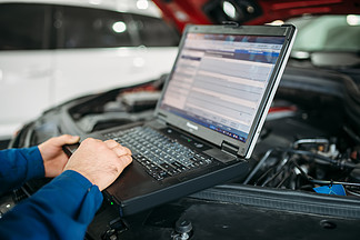 工程师在汽车维修中对汽车进行计算机诊断车辆接线检查汽车在自动服务中的计算机诊断