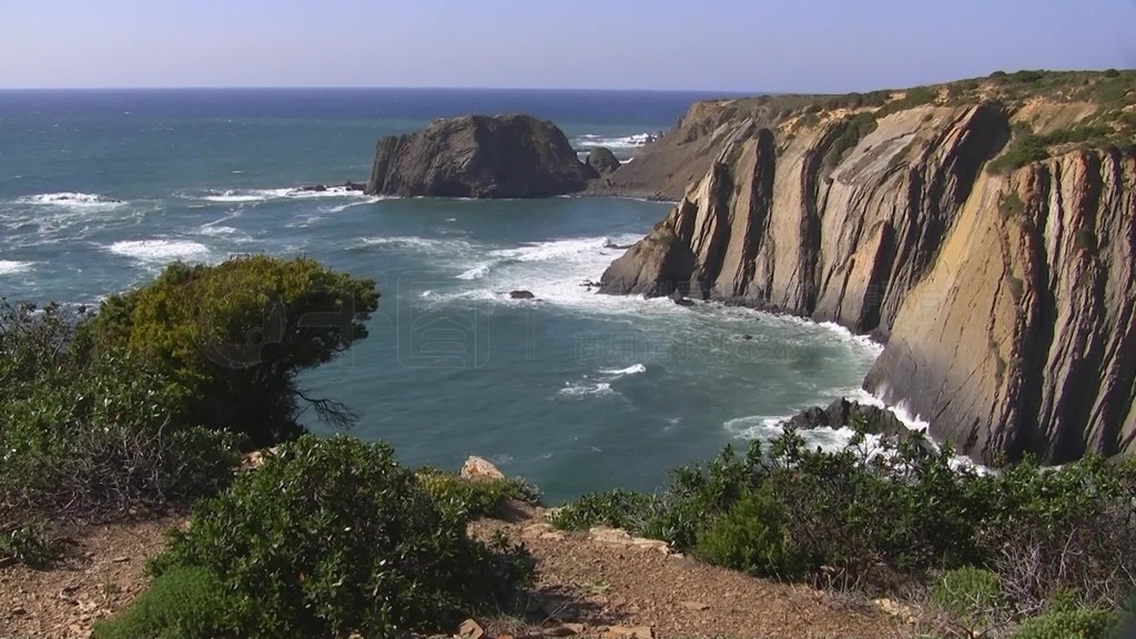 Blick auf hohe Klippen das Meer von einem Aussichtspunkt mit grunen Buschen?ѶɭFelsen im Meer