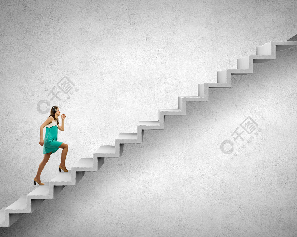走在楼梯的年轻女实业家代表成功概念攀登职业阶梯